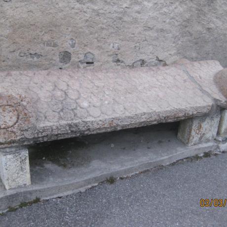 Sarcophage au bas de l'Eglise